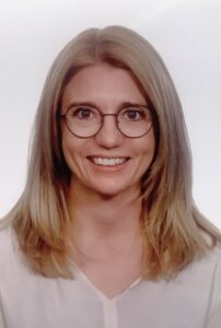 Porträt von Frau Katzinger, Rektorin